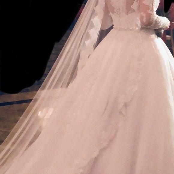 Wedding dress. - Picture 5 of 8